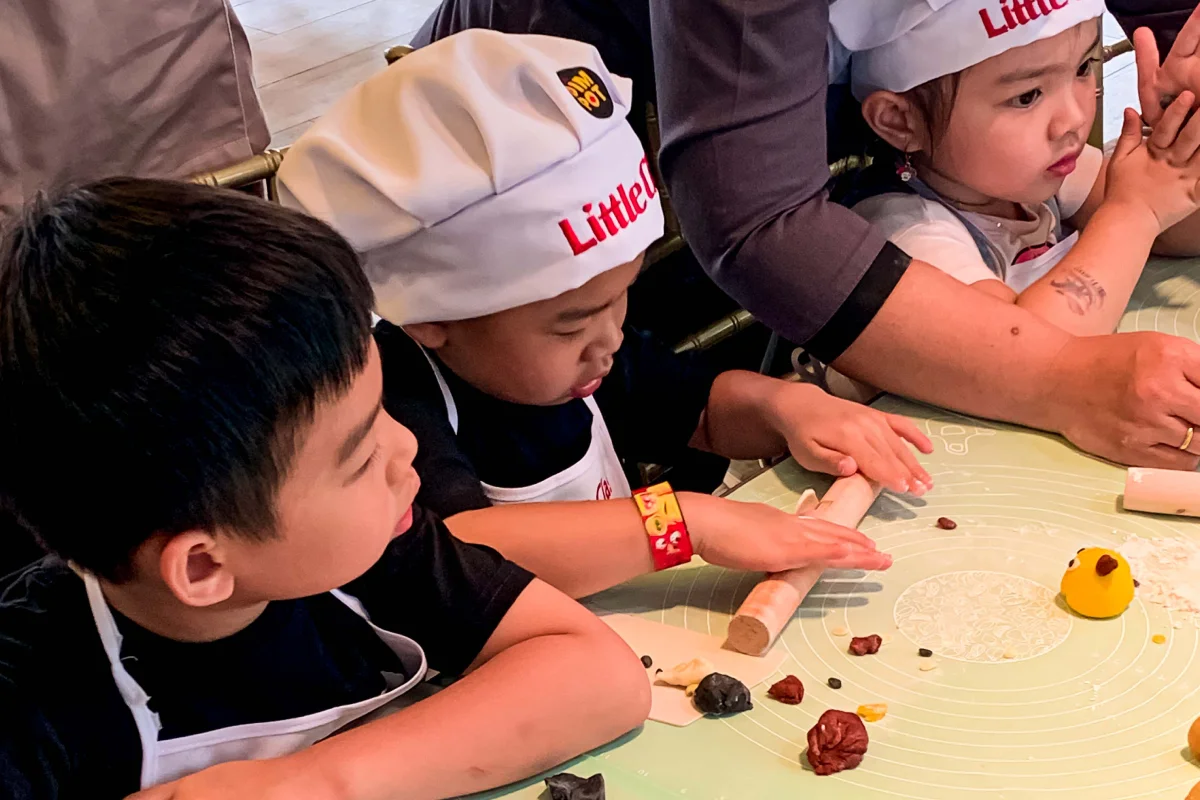 Anak-anak bersemangat mengikuti cooking class Dimpot, belajar membuat makanan tradisional dengan bimbingan instruktur.