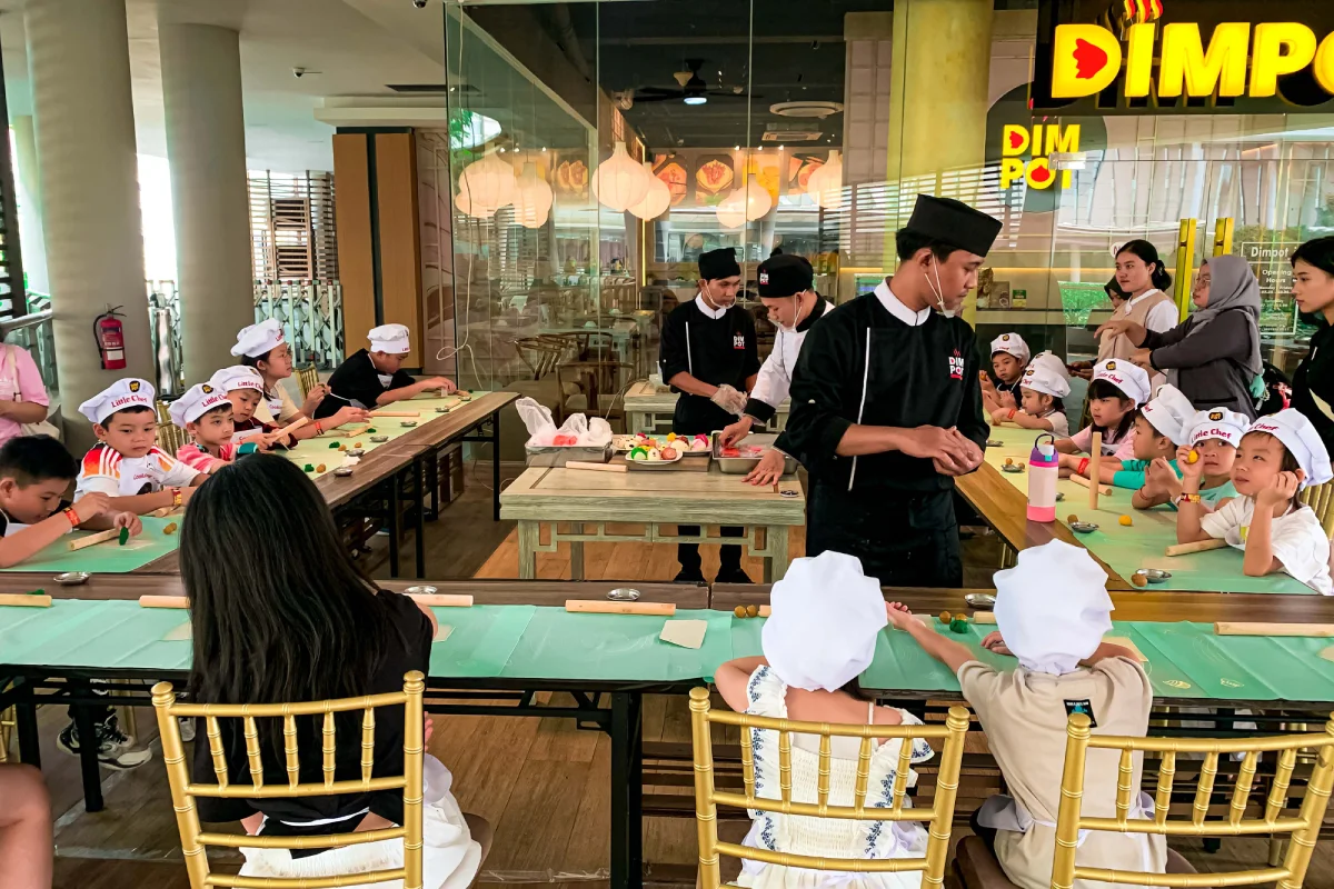 Sebuah momen keceriaan dalam cooking class di Dimpot, saat anak-anak antusias belajar memasak dengan bimbingan instruktur.